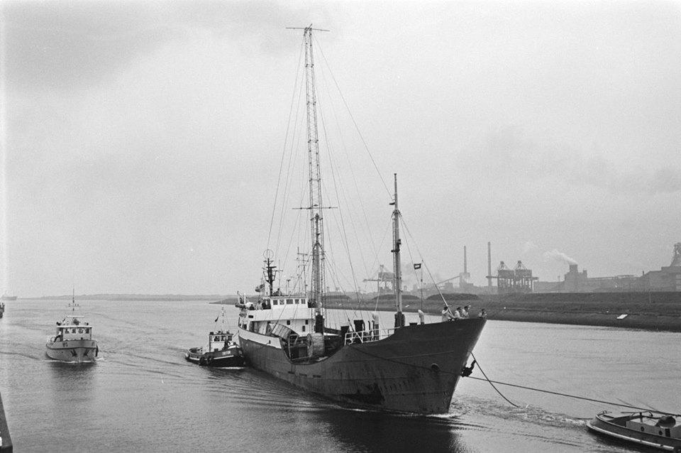 binnenslepen van radio paradijs in IJmuiden.jpg