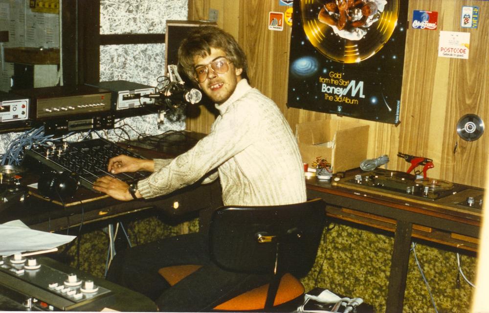 D G15 Noordzee 09-08-1978 De Aegir Rene de Leeuw in de net ingerichte studio.jpg