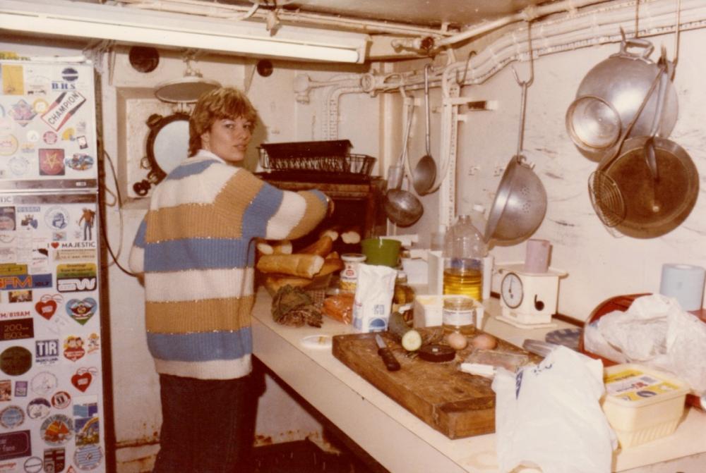 Marjo maakt feestmaal opening Monique 1984.jpg