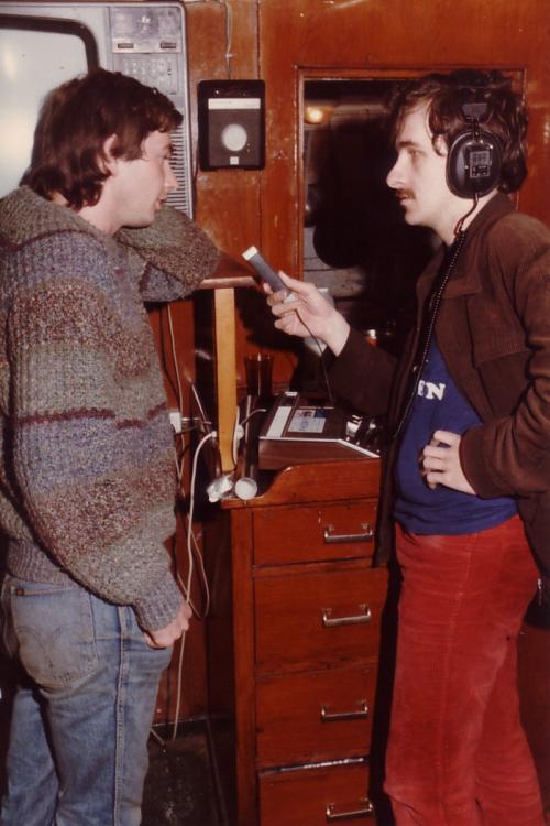 Tom van Dauven(Martin Hobbelen) interviewt technicus Stewart.jpg