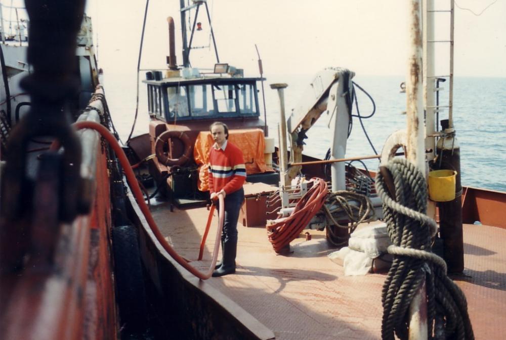 Windy langzij Ross Revenge overpompen diesel met Leendert Vi.jpg