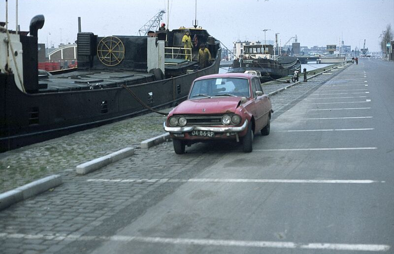 D B29 1977 Aegier veel van de bouwmaterialen werden aangevoerd met onze Hoesj-Hoesj.jpg