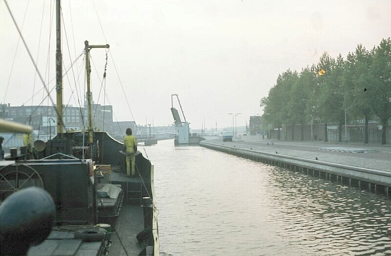 D D25 11-6-1978 Aegir 7 uur s ochtend vertrek ri Scheveningen de eerste brug wordt genomen.jpg