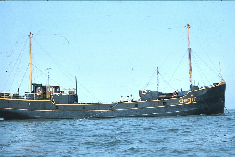 D E07 20-6-1978 Aegir John A drijft in rubberboot aan lijn de Noordzee op.JPG