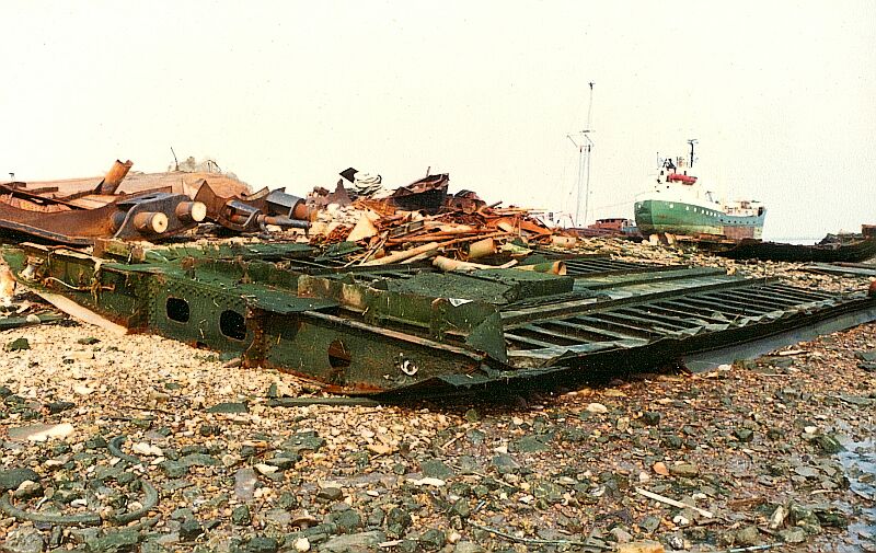 19810000 - Laatste overblijfsel van de Aegir, de bodemplaat bij Maarel.jpg