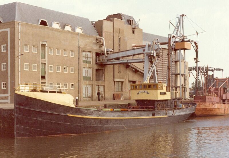 N 13.26 1980 Morgenster in haven Maassluis oude masten waren net verwijderd.jpg