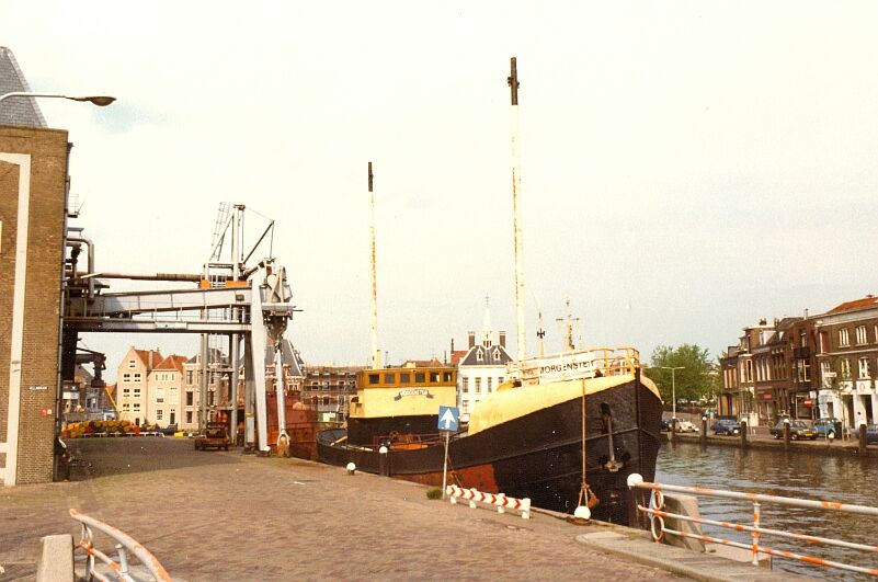 N 26.09 A052 1980 Morgenster met nieuwe masten - Leen.jpg