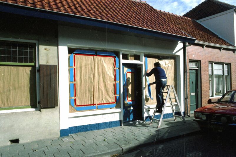043 - 1985 - REVA - Gerard va Dam brengt de naam op de winkelruit tbv opening.JPG