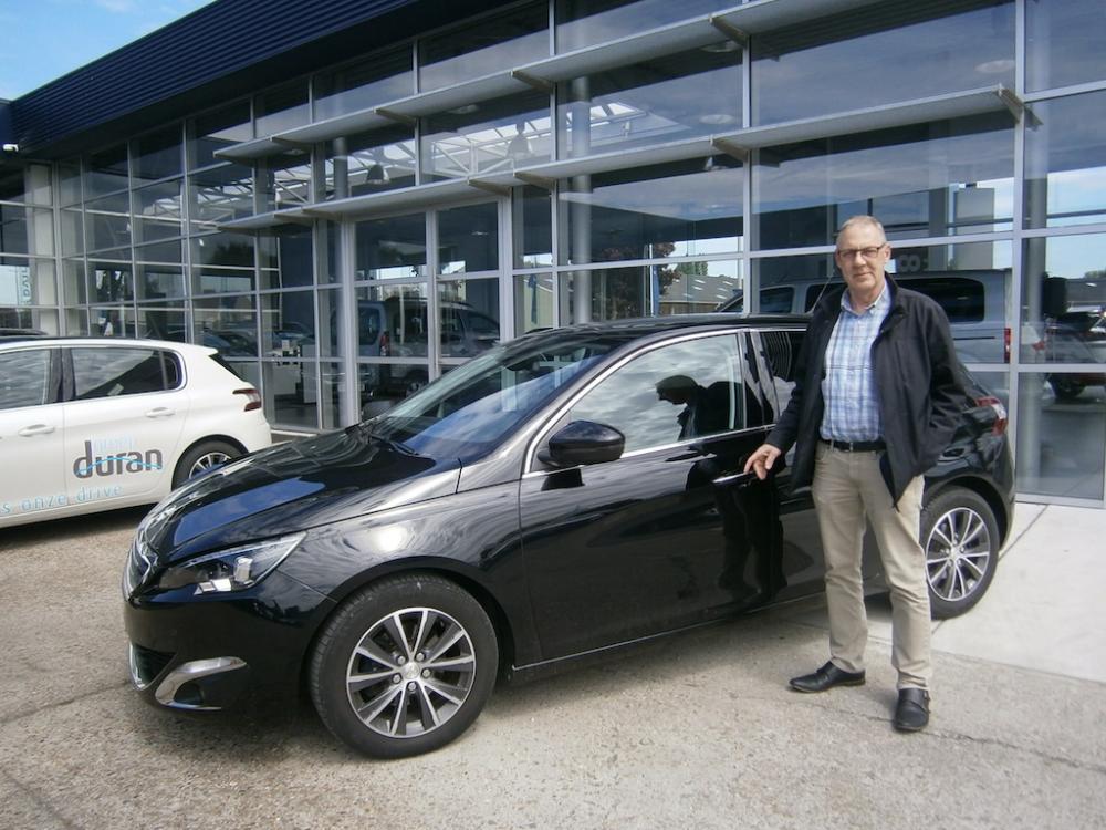 Radio 2-luisteraars Francis Rambour met zijn oude 'spookauto'