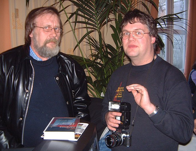 04 Walter Galle in gesprek met Caroline collega Alan Beech (foto Jan van Heeren).jpg