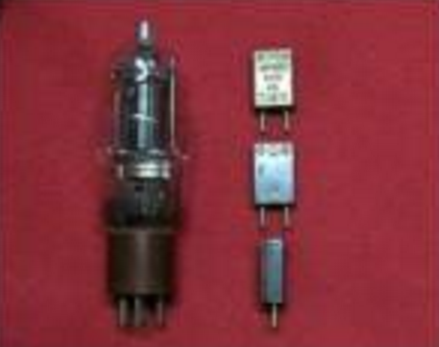 09 Zendkristallen en de oscillatorlamp van de T 1509 (foto Wallter Galle).png