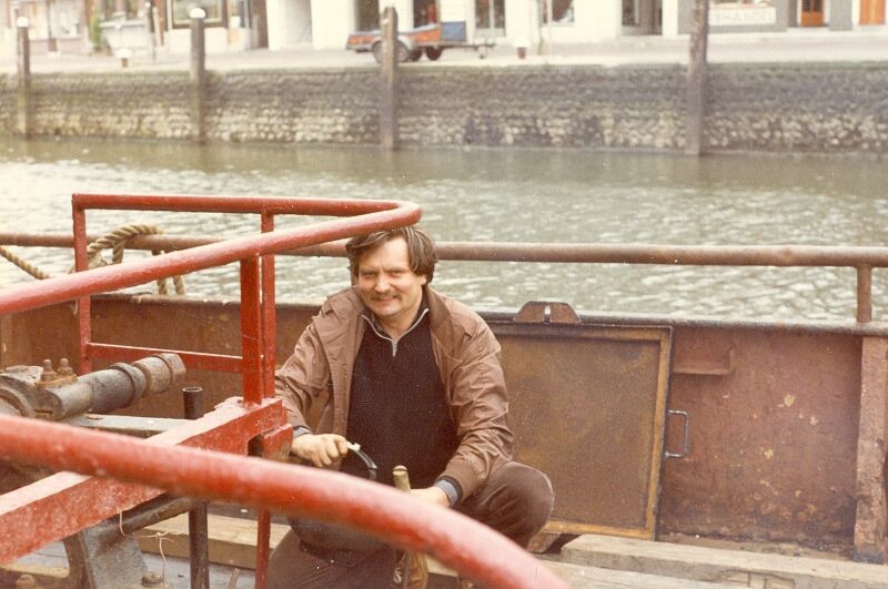 005 - 1980 Morgenster in Maassluis Gerard treft voorbereidingen om mast voorop te verwijderen.jpg