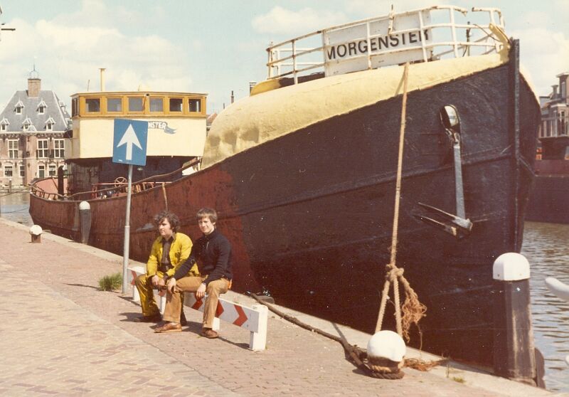 013 - 1980 John en Mathijs even bijkomen van het gescheur in het ruim vd Morgenster.jpg
