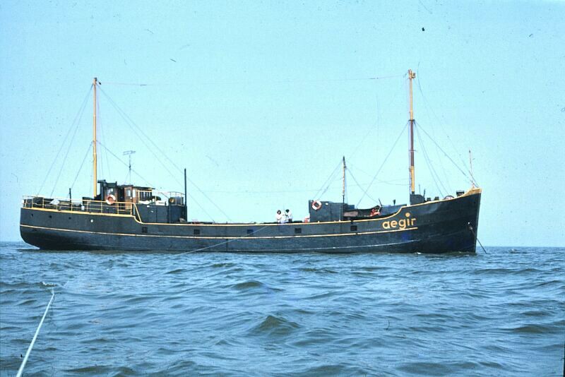 Aegir - 097 - 19780620 - De Aegir voor de kust van Scheveningen, reden voor John Aanderson om foto's te maken.JPG