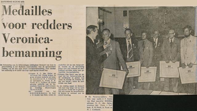 19730616_HC Medailles voor redders Veronicabemanning.jpg