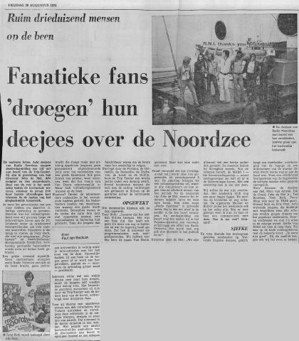 19740830_HC_ Fanatieke fans droegen hun deejees over de Noordzee RNI.jpg