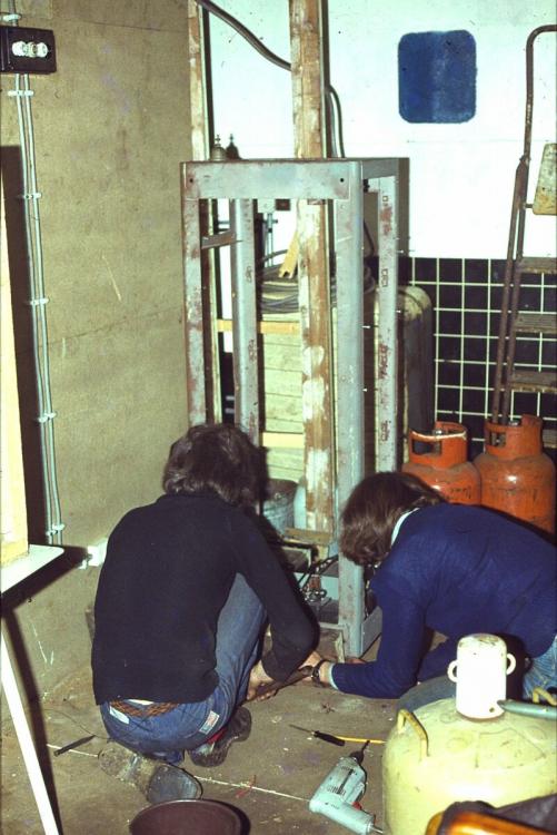 D E01 19-6-1978 Aegir P en F de eerste zenderframe wordt gesteld en vastgezet.JPG