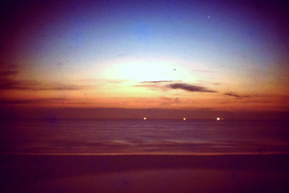 Aug 74 avond off scheveningen 3 lichtjes 3 zendschepen.jpg