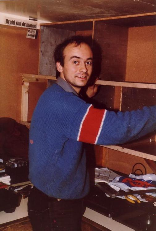 Leendert Vingerling bouwt platenrek studio Monique.jpg