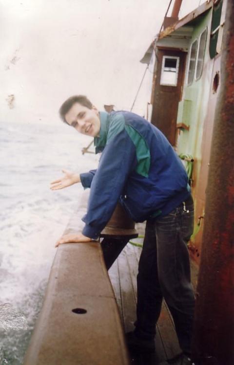 Walter Simons 'voert' de vissen tijdens het 'tripje' van Thi.jpg