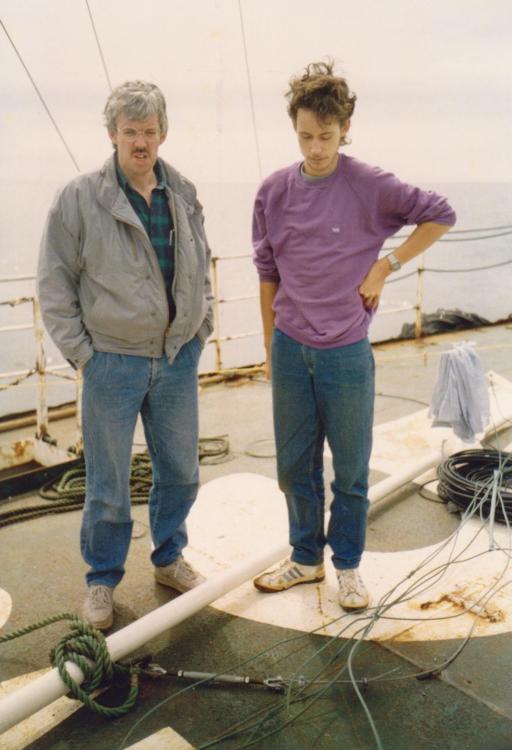 Willem Kraaijenbrink, Erwin van der Bliek ,fiberglass  mast Ross Revenge 1988.jpg