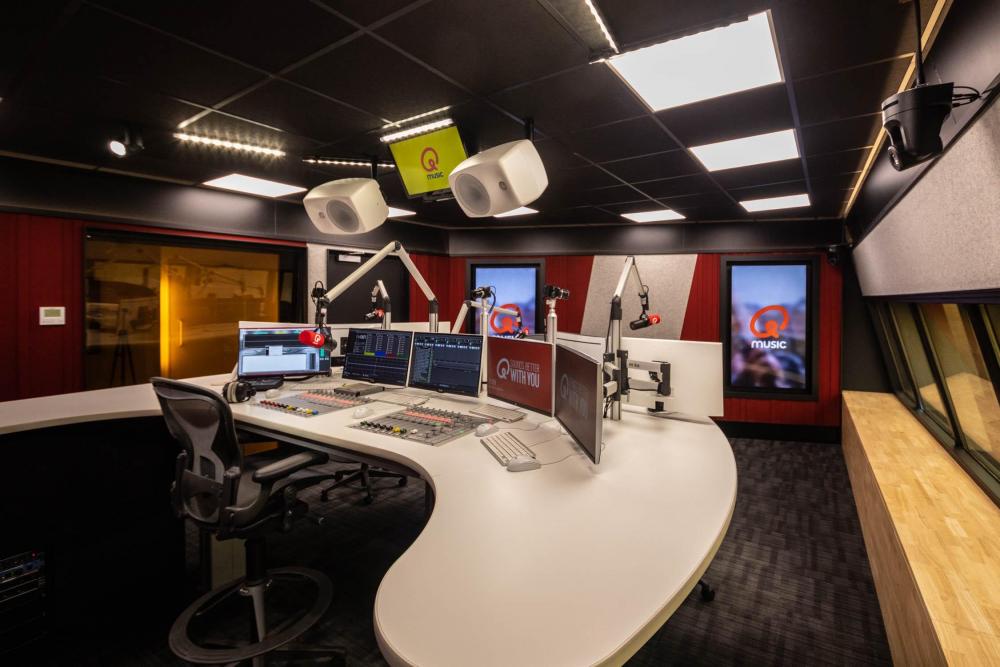 1125575441_Qmusicstudio02-creditsJoerivanBreukelen.thumb.jpg.d21e930c394e649dc99fa02734a10ff5.jpg