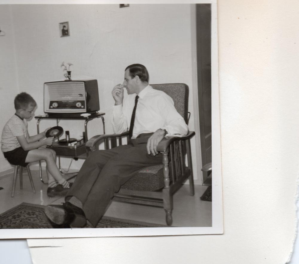 henk 1959 plaatjes draaien.jpg