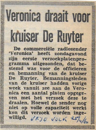 19600425 Vrije Volk Veronica draait voor kruiser De Ruyter.jpg