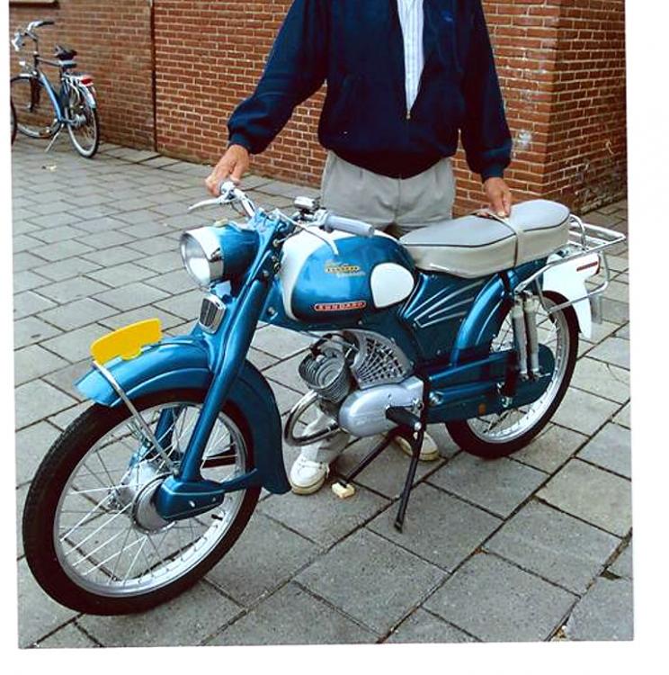 Fam. Kees met gerestaureerde Zundapp brommer Bew.jpg