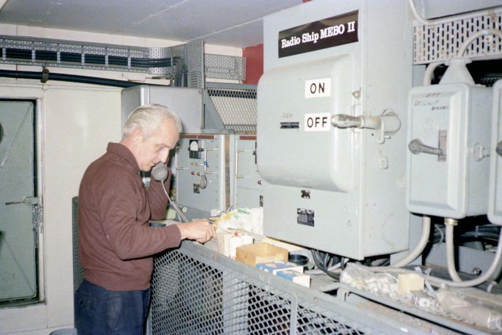 75-12-26 mebo-2 zenderkamer schakelaar 100kW zender.jpg