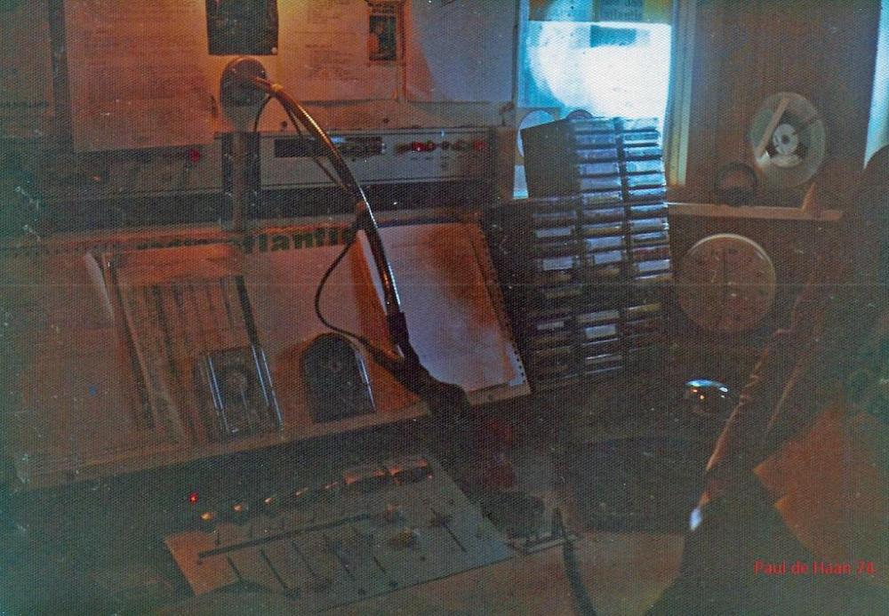 Atlantis studio met tekst foto Paul de Haan. - kopie.jpg