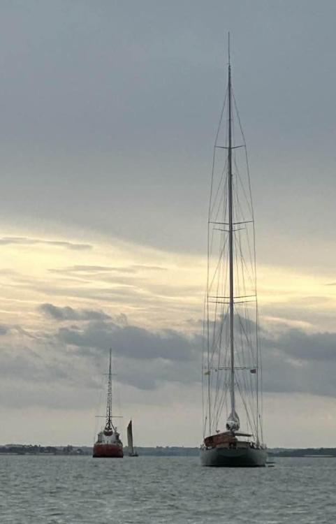 Ross and sailingship with high mast..jpg