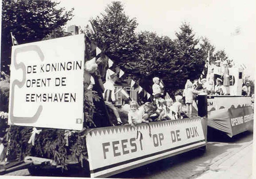 column 25 okt  Optocht t.g.v. de opening van de Eemshaven door de Koningin juliana collectie gemeente Het Hoge Land.jpg