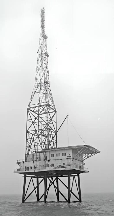 column 27 sept Noord-Hollands-Archief-collectie-Fotopersbureau-De-Boer-REM-eiland-1964-12-16-NL-HlmNHA_1478_02992K00_06_restored.jpeg