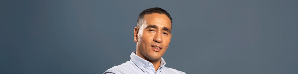 Abdou Bouzerda start nieuwe reeks van VPRO-podcast Achter de Frontlinie