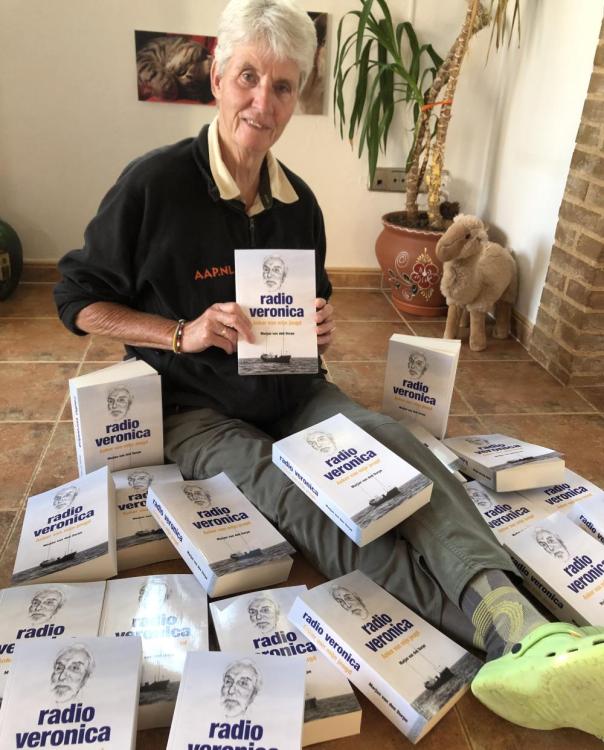 Marjan van den Dorpe  tussen de boeken.jpg