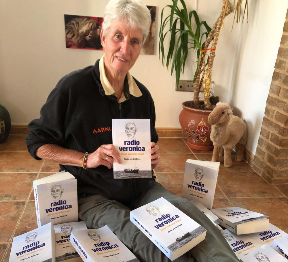 Marjan van den Dorpe met haar boek over Veronica.jpg